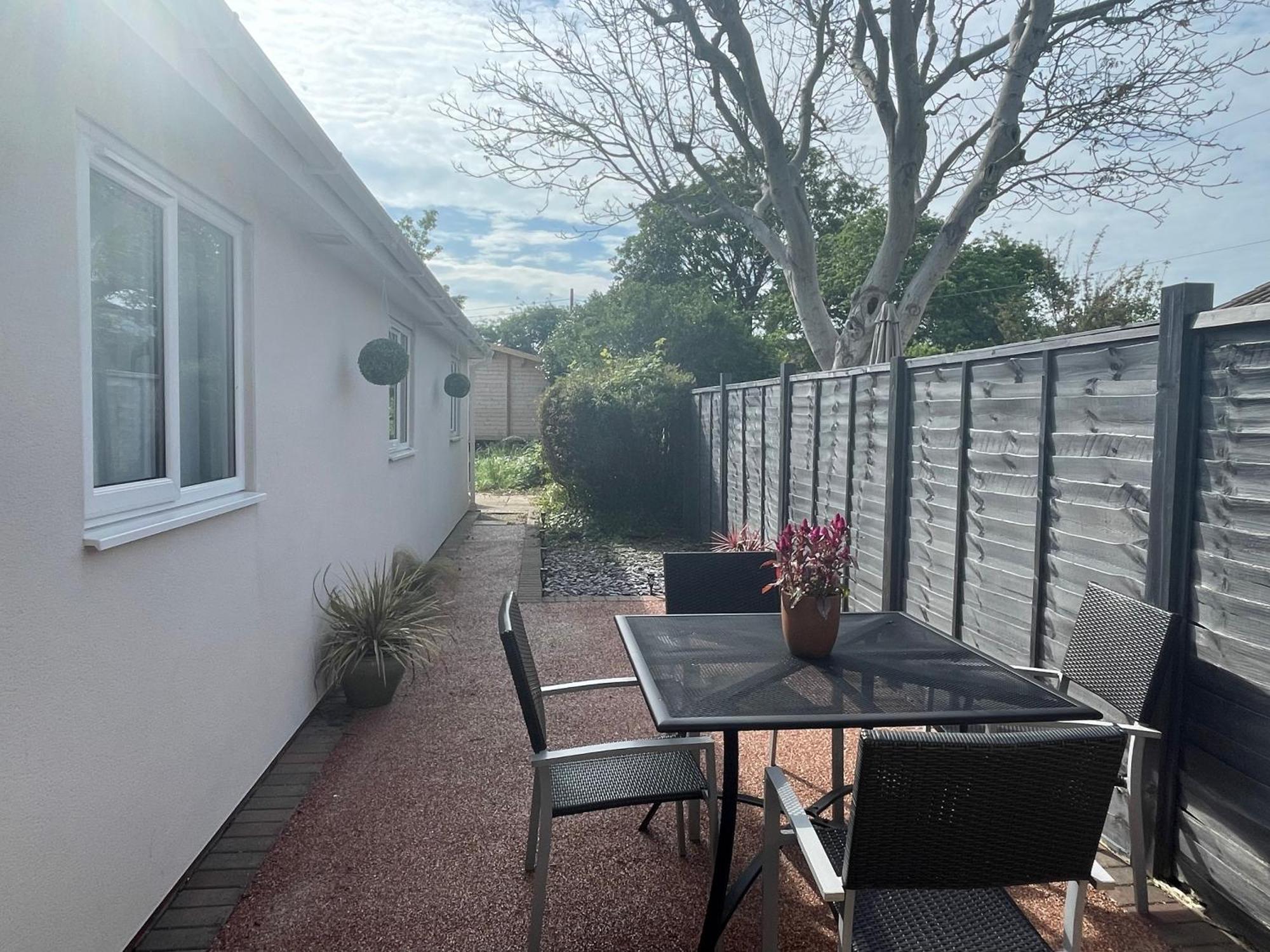 Maple Leaf Guest House Almondsbury Exterior photo