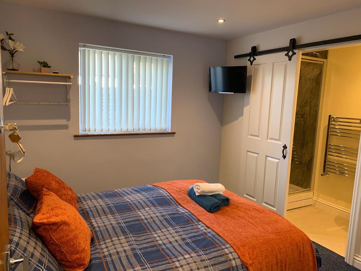Maple Leaf Guest House Almondsbury Exterior photo